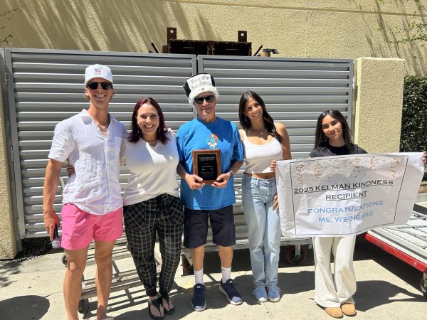 WEINBERG’S WIN: On April 11, Nicole Weinberg was awarded the Kelman Kindness Award at the Spirit Shack during lunch alongside student representatives (from left to right) Noah Stead ‘25, Jordyn Dyer ‘25 and Dahlia Rodriguez ‘27. Coach Rick Kelman holds the honor in the middle, accompanying Weinberg after her win.